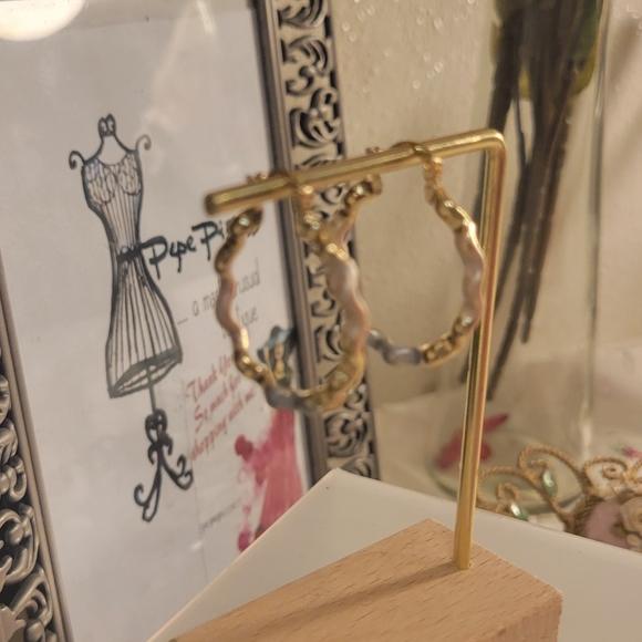 Tri-tone hammered hoop earrings. Hoops NEW. 1" - Picture 3 of 4